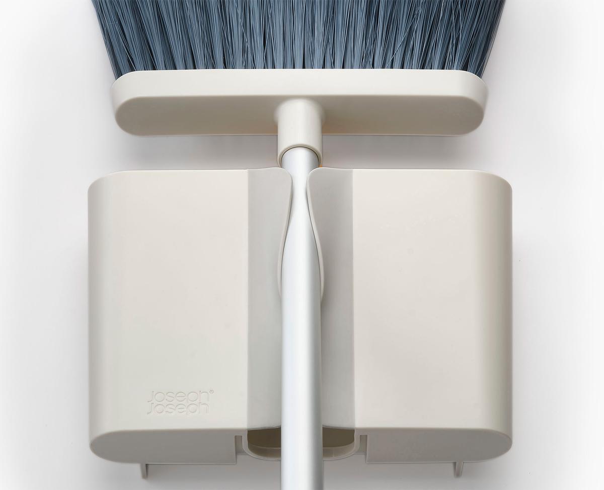 Smeták s nástěnným držákem CleanStore 65008, Stone JOSEPH JOSEPH