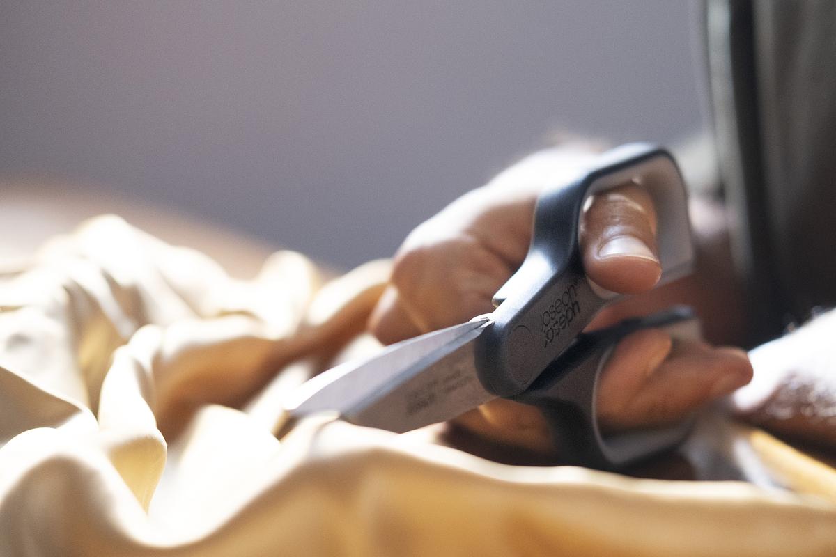 Nůžky s řezákem krabic PlusCut 1000003 JOSEPH JOSEPH