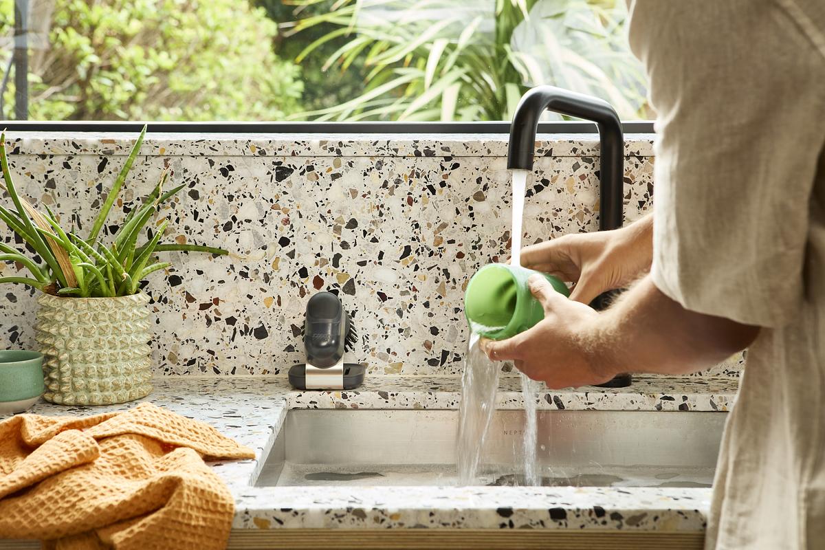 Kartáč na nádobí s dávkováním saponátu SinkTech 6500015 JOSEPH JOSEPH