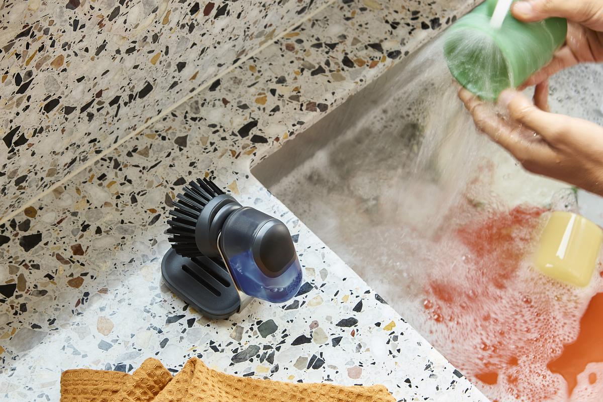 Kartáč na nádobí s dávkováním saponátu SinkTech 6500015 JOSEPH JOSEPH