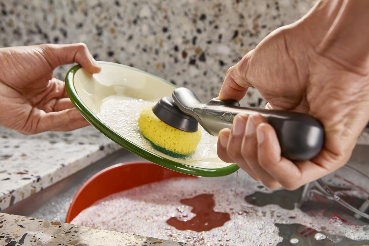 Kartáč na nádobí s dávkováním saponátu SinkTech 6500018 JOSEPH JOSEPH