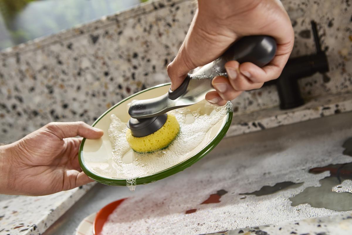 Kartáč na nádobí s dávkováním saponátu SinkTech 6500018 JOSEPH JOSEPH