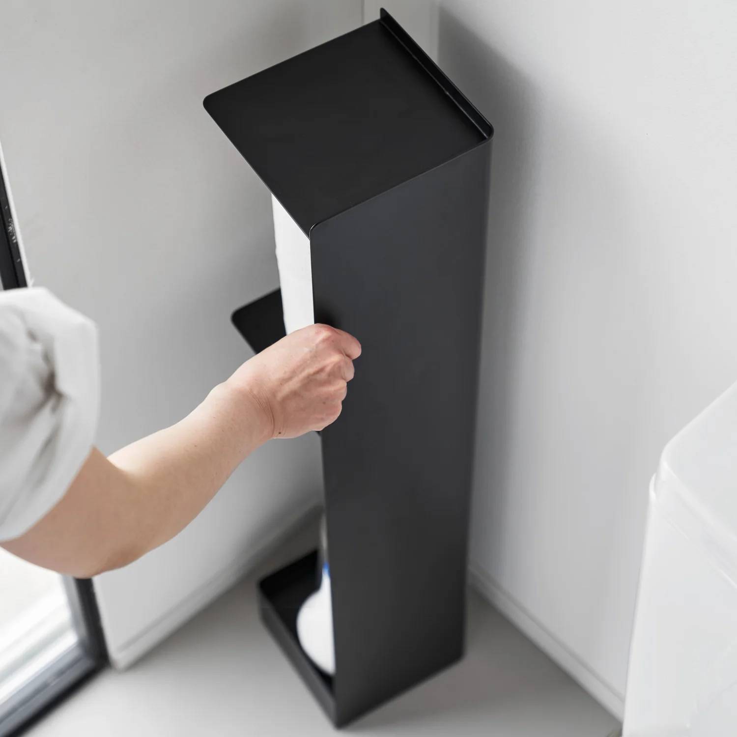 WC organizér s kolečky Tower 1490, černý