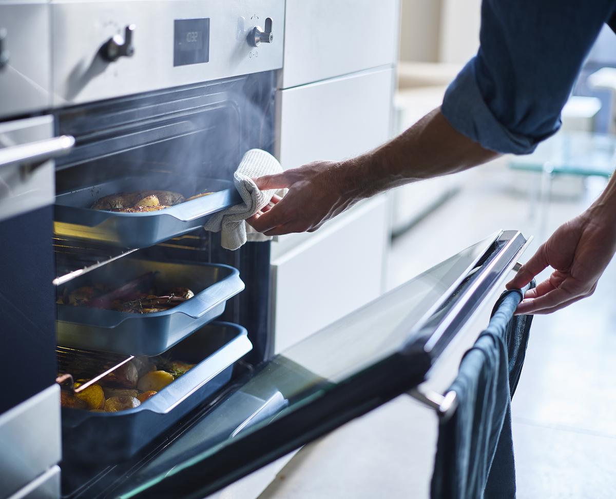 Stohovatelný pečící plech JOSEH JOSEPH Nest™ Oven 45062, střední