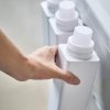 Magnetická láhev na prací prostředky s odměrkou YAMAZAKI Tower 4852, bílá