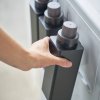 Magnetická láhev na prací prostředky s odměrkou YAMAZAKI Tower 4853, černá
