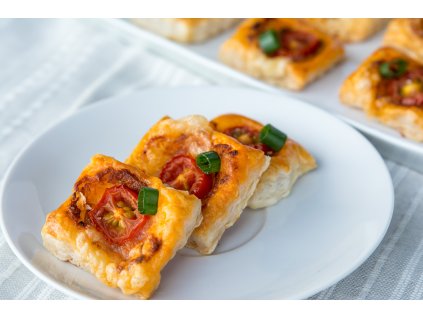 Mini pizza s rajčátky a mozzarellou  pekařský výrobek