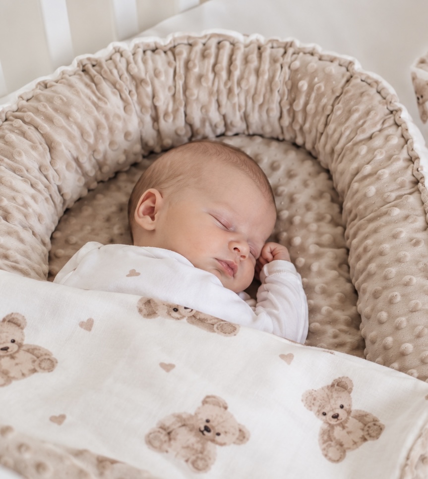 🍼 „Co opravdu potřebuje miminko do postýlky? 10 věcí, které rodiče často kupují zbytečně“