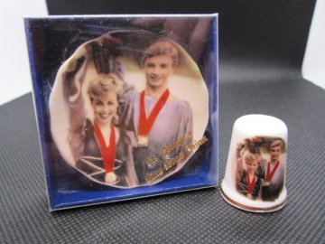 Sběratelský náprstek - Olympiáda 1984, Jugoslávie, Zlatá medaile v krasobruslení - s originálním talířkem o průměru 5,3 cm a originální krabičkou na talířek, St. George, England