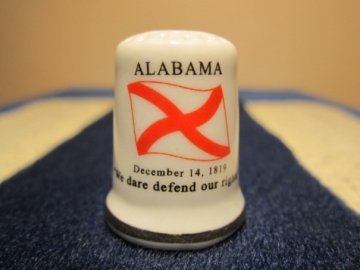 Sběratelský náprstek - USA Alabama - vlajka, motto, květ a pták státu