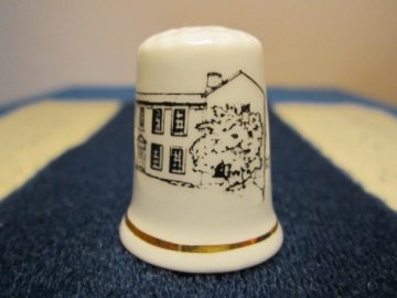 Sběratelský náprstek - TCS England - Dům rodiny Bronte - Yorkshire, Haworth, s popisem