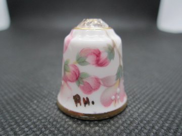 Sběratelský náprstek - TCC 3D Sutherland China England - Cherry Blossoms, se Swarovski krystalem 1986, podpis autora