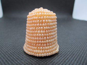 Sběratelský náprstek - 3D s béžovými korálky, podšitý, ruční výroba