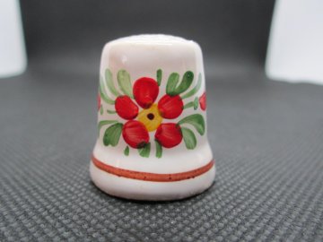 Sběratelský náprstek - Chodská keramika, s červeným květem, podpis autora