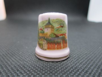Sběratelský náprstek - Karlovy Vary, růžový porcelán, hranatý, zn. Porcelán Chodov