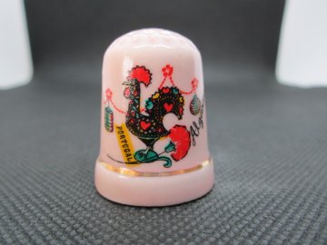Sběratelský náprstek - Portugalsko - Algarve, symbol Kohout (Galo de Barcelos), růžový, glazovaná keramika