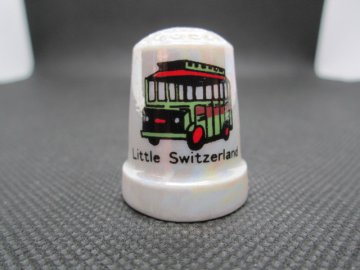 Sběratelský náprstek - USA Arkansas - Eureka Springs, Little Switzerland, s autobusem, perleť