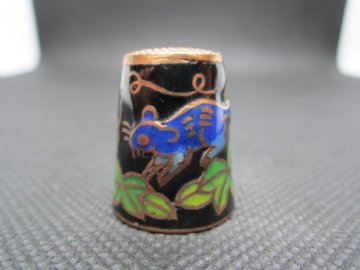 Sběratelský náprstek - Čína - cloisonné, krysa, s hrozny vína na černé