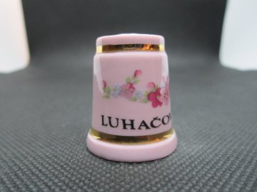 Sběratelský náprstek - Luhačovice - s květy, zvláštní tvar, růžový porcelán