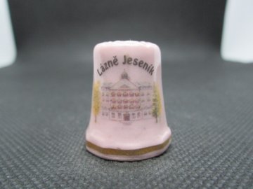 Sběratelský náprstek - Lázně Jeseník, zn. Porceleine Fine Chodov, růžový porcelán, vlnkovaný