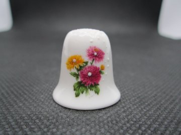 Sběratelský náprstek - Heirloom USA 1983 - Chryzantémy, ruční výroba a malba