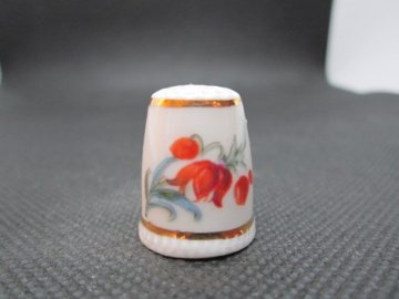 Sběratelský náprstek - Český porcelán Dubí - exotické květy, vlnkovaný spodní okraj, v.2,1cm