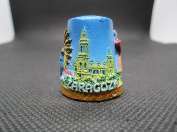 Sběratelský náprstek - 3D Španělsko - Zaragoza, s Pannou Marií a tanečníky v krojích, tvrzená pryskyřice