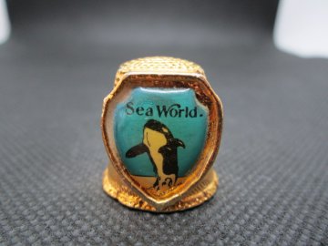Sběratelský náprstek - 3D mosazný - USA, Sea World 2, s kosatkou, zn. FORT USA