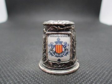 Sběratelský náprstek - 3D Francie - Forcalquier, znak, bílý kov, zdobený