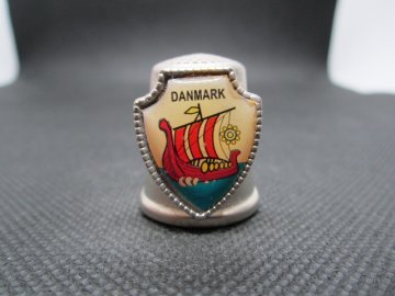 Sběratelský náprstek - 3D Dánsko - s vikingskou lodí, bílý kov