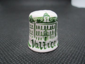 Sběratelský náprstek - Valtice, zelená malba, glazovaná keramika