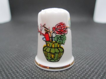 Sběratelský náprstek - Debbie Minton England - kytice ve váze, ruční malba, limitovaná edice