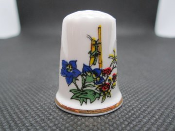 Sběratelský náprstek - Debbie Minton England - luční kobylka, ruční malba, limitovaná edice