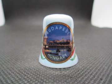 Sběratelský náprstek - Maďarsko - Budapest, panorama, se znaky