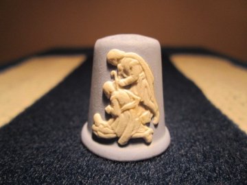 Sběratelský náprstek - 3D Wedgwood Jasperware - Vánoce 1987 - 1