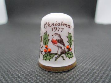 Sběratelský náprstek - TCC Caverswall England - Vánoce 1977, ruční malba, podpis autora