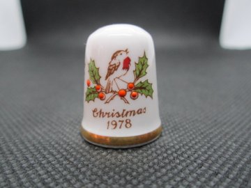 Sběratelský náprstek - TCC Caverswall England - Vánoce 1978, ruční malba, podpis autora
