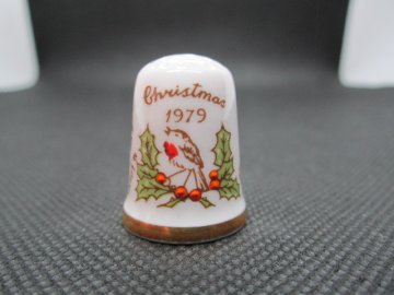 Sběratelský náprstek - TCC Caverswall England - Vánoce 1979, ruční malba, podpis autora