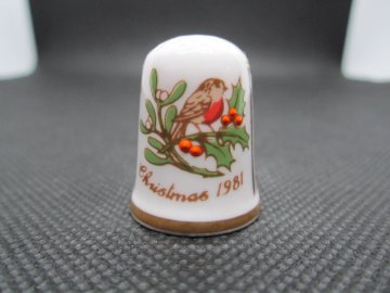 Sběratelský náprstek - TCC Caverswall England - Vánoce 1981, ruční malba, podpis autora