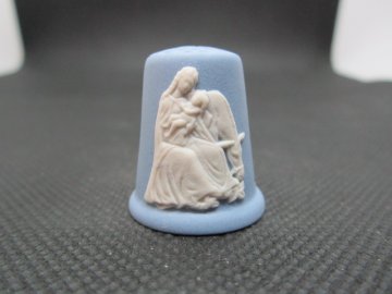 Sběratelský náprstek - 3D Wedgwood Jasperware - Vánoce 1990 - 2