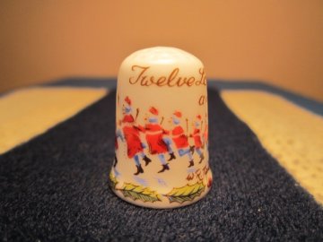 Sběratelský náprstek - Caverswall England - 12. den vánoční