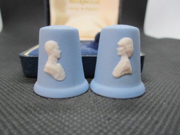 Sběratelský náprstek - Sada 2 ks - 3D Wedgwood Jasperware - Princezna Diana a Princ Charles, s originál krabičkou