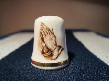 Sběratelský náprstek - TCC Prinknash Pottery England - Hands of Prayer 1995