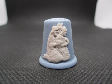 Sběratelský náprstek - 3D Wedgwood Jasperware - Vánoce 1989 - 1