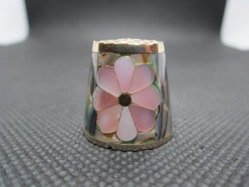 Sběratelský náprstek - Mexiko - Mother of Pearl, perleť s růžovým osmikvětem