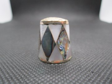 Sběratelský náprstek - Mexiko - Mother of Pearl, perleť, bílý, s kosočtverci