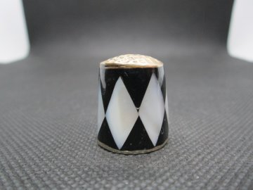 Sběratelský náprstek - Mexiko - Mother of Pearl, perleť, černý s bílými kosočtverci