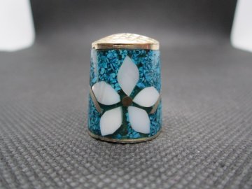 Sběratelský náprstek - Mexiko - Mother of Pearl, modrá mozaika s květem