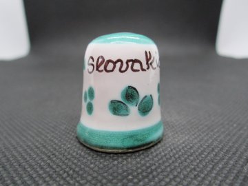 Sběratelský náprstek - Slovensko - Modra - zelené květy, ruční výroba a malba, glazovaná keramika