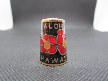 Sběratelský náprstek - Cloisonné - USA Hawaii, pozdrav Aloha, s květy, na černé, v.2,7cm